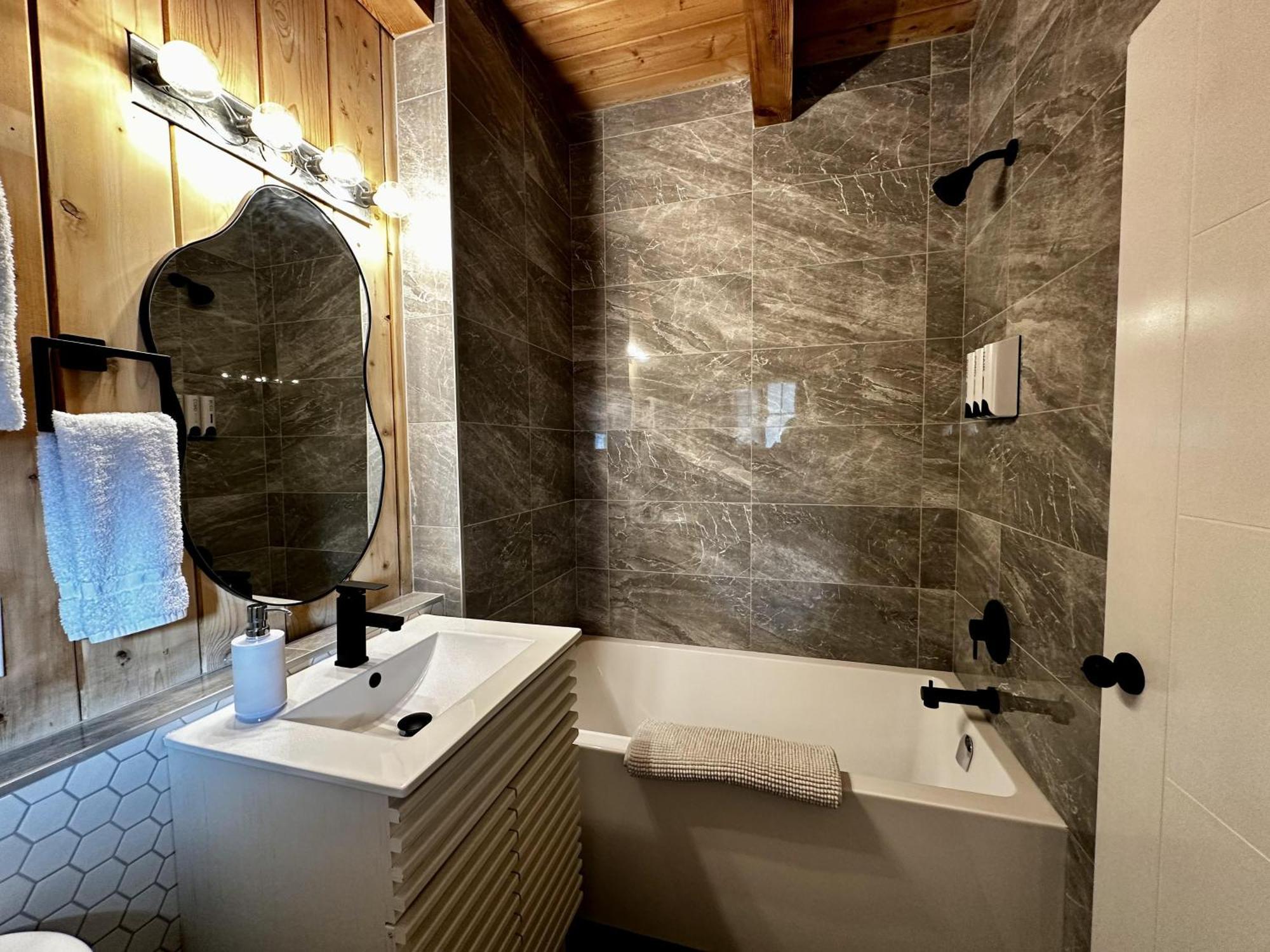 Waterfront Timber Frame Cottage! Ucluelet Exterior foto